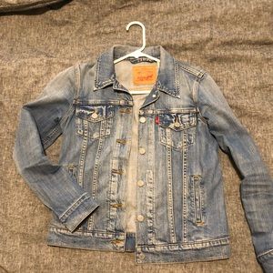 Levi’s women’s jean jacket - light wash - size S